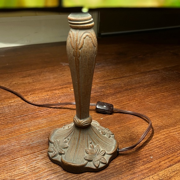 Underwriters Laboratory Vintage Small Portable Tiffany Stained Glass Lamp - Picture 2 of 14